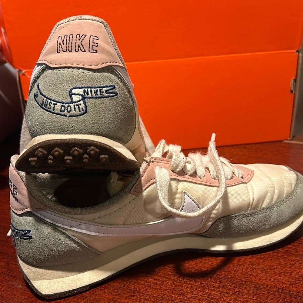 The Nike Waffle Trainer 2 Cashmere Women's shoes Retro